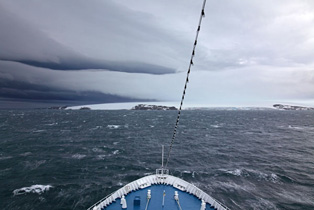 MS Delphin im Sturm